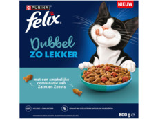 Kattenbrokken zalm, zeevis en rode biet product foto