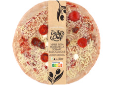 Pizza mozzarella tomaat en basilicum product foto