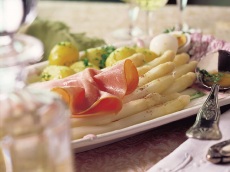Asperges met gewelde boter, gekookte ham en eieren product foto