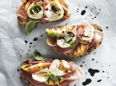 Bruschetta met rauwe ham, perzik en mozzarella product foto