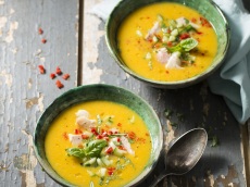 Soep van gele paprika met komkommer en forel product foto