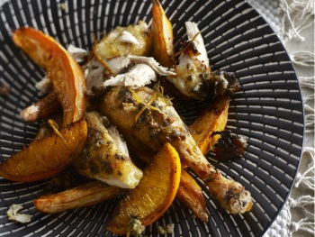 Geroosterde kip met sinaasappel en zoete aardappel product foto