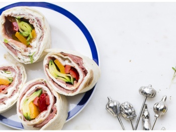Tortillarolletjes met rosbief en gegrilde groenten product foto