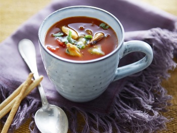 Bloody mary-soep met mosselen product foto