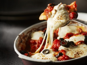 Gegratineerde kip met tomatensaus en mozzarella product foto