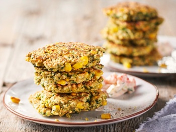 Maispannenkoekjes met tomaat-komkommersaus product foto