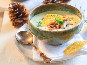Venkelsoep met gerookte forel en garnalen product foto