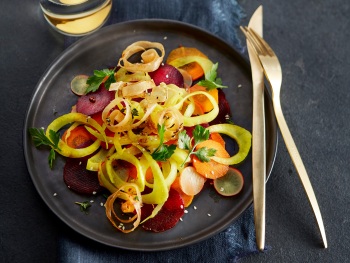 Salade van kurkuma-pickles met filokrullen product foto