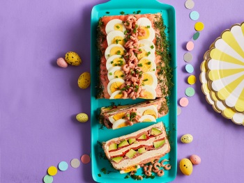 Zalmterrine met avocado en garnalen product foto