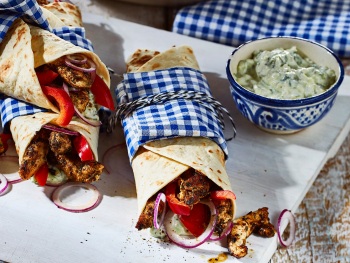 Kip-gyros met tzatziki product foto